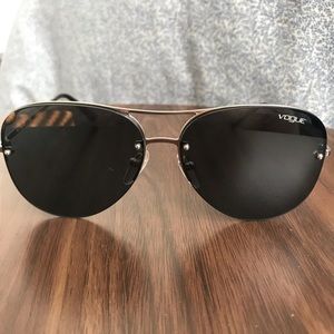 Women’s black and silver aviators by vogue